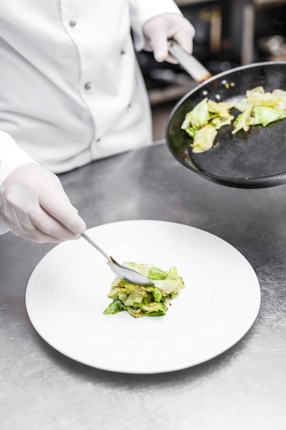 Bucătar pregătind un preparat